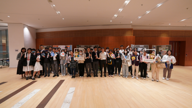 Students from different colleges and universities actively participated in the innovative application works exhibition and poster presentation competition.
 